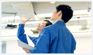 上を見ている男性2人